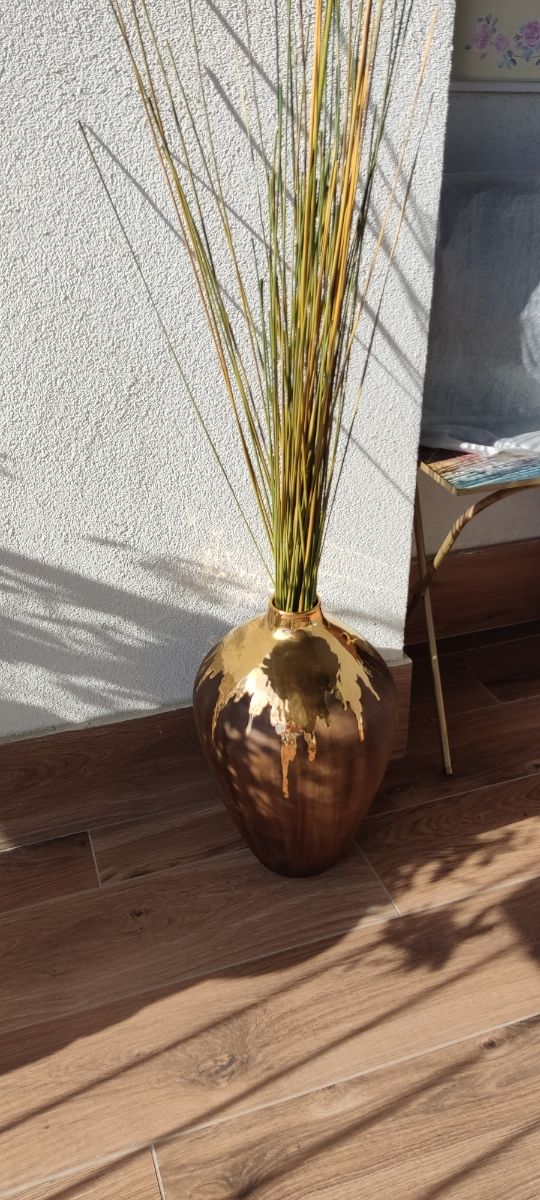 Jarrón en barro y oro