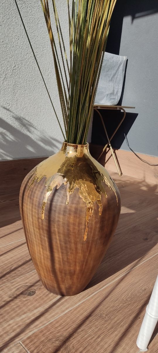 Jarrón en barro y oro