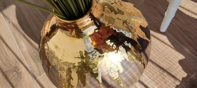 Jarrón en barro y oro