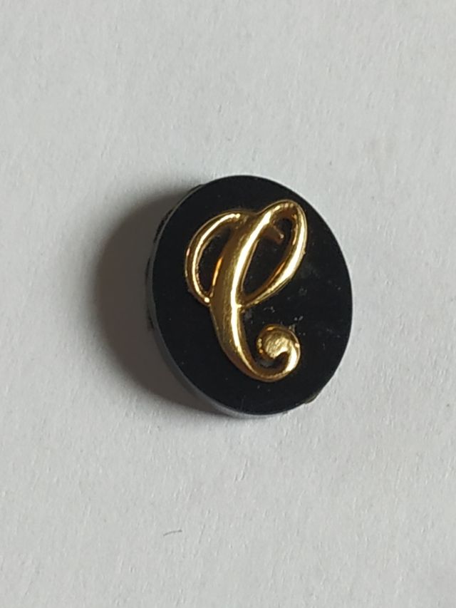 Letra C oro y Onix negro