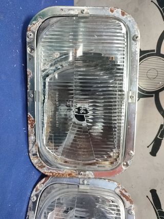 Camión furgón mercedes faros delanteros 