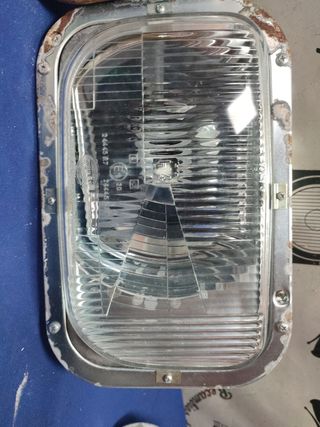 Camión furgón mercedes faros delanteros 
