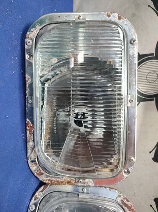 Camión furgón mercedes faros delanteros 