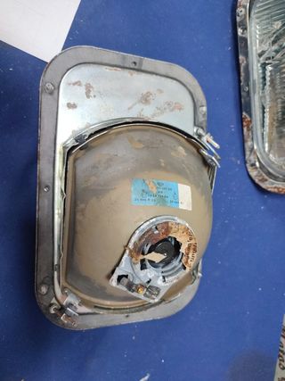 Camión furgón mercedes faros delanteros 