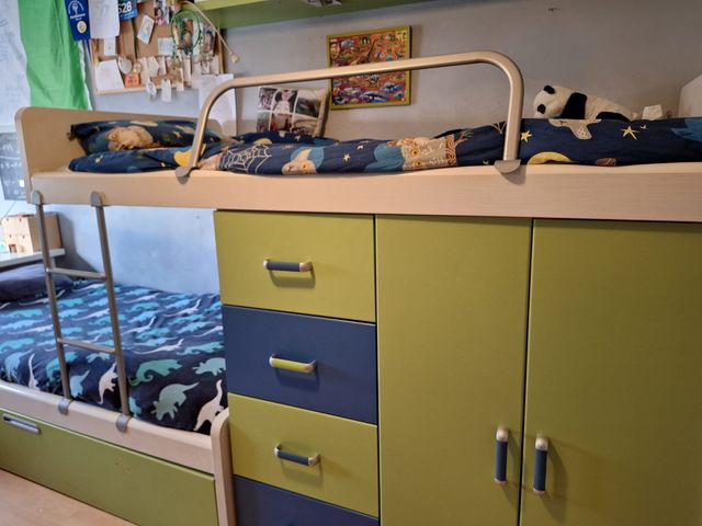 Habitación juvenil camas tren literas con cama su