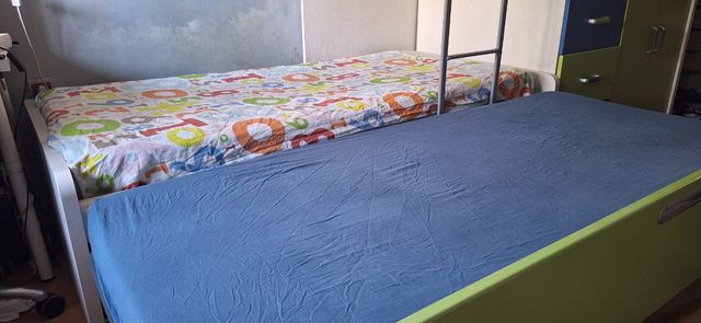 Habitación juvenil camas tren literas con cama su