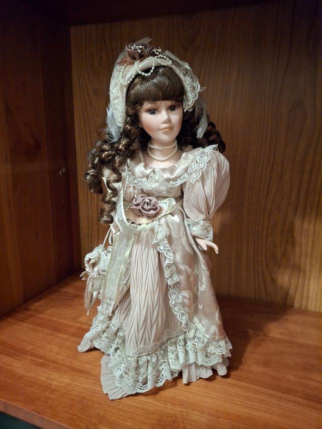 Muñeca de cerámica antigua.