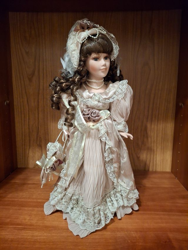 Muñeca de cerámica antigua.