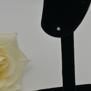 Un pendiente de oro 18kt con diamante