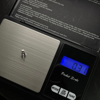 Un pendiente de oro 18kt con diamante