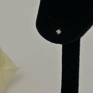 Un pendiente de oro 18kt con diamante