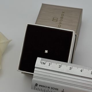 Un pendiente de oro 18kt con diamante