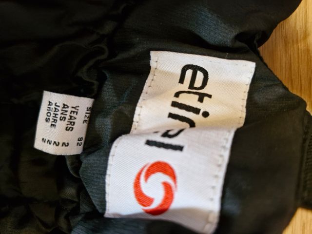 Mono para esquiar o para el frio. 2 años