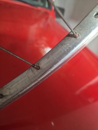 Llanta bicicleta antigua carretera