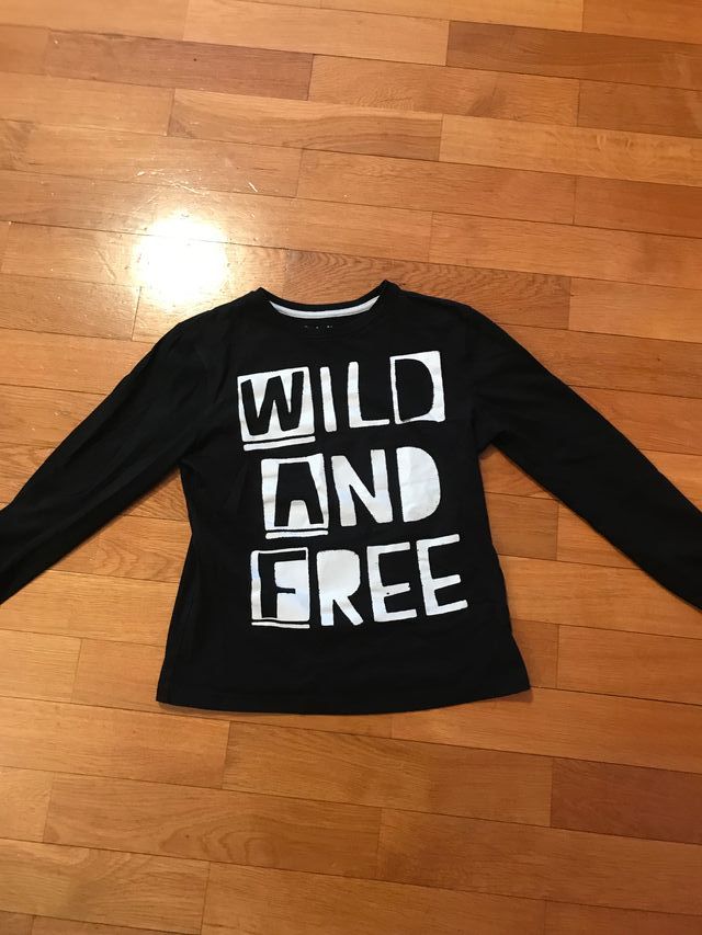 Camiseta negra con letras blancas talla 8-9 años