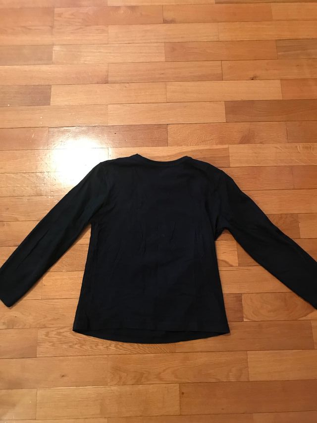 Camiseta negra con letras blancas talla 8-9 años