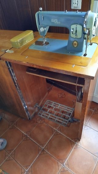 Maquina de coser Alfa antigua