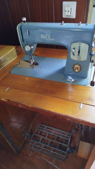 Maquina de coser Alfa antigua