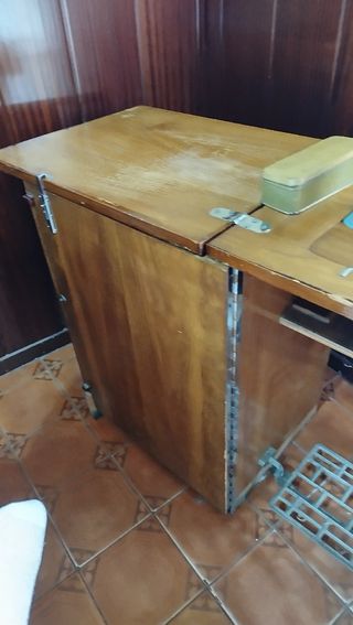 Maquina de coser Alfa antigua