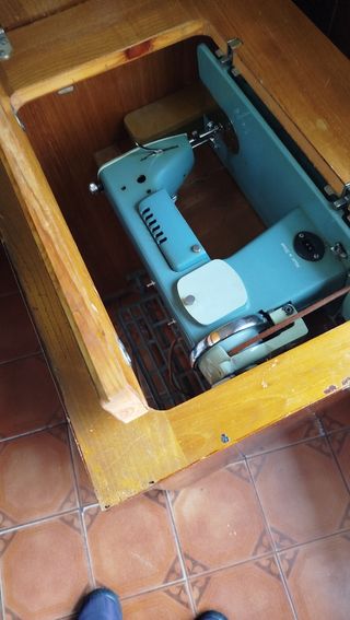 Maquina de coser Alfa antigua