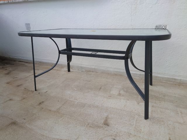 Mesa terraza y jardín