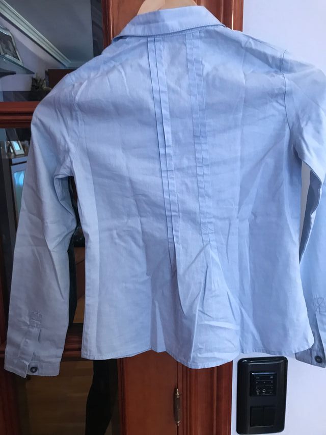 Camisa azul marca miranda talla 10 años.