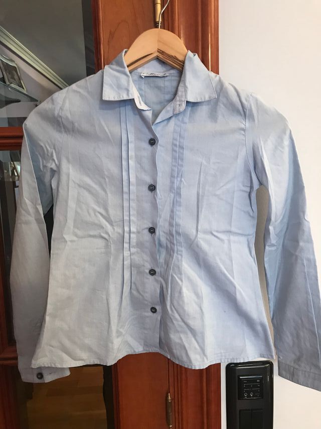 Camisa azul marca miranda talla 10 años.