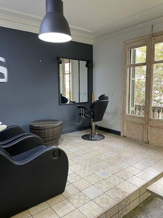 R- 7937566 Traspaso Peluqueria en Ciutat Vella