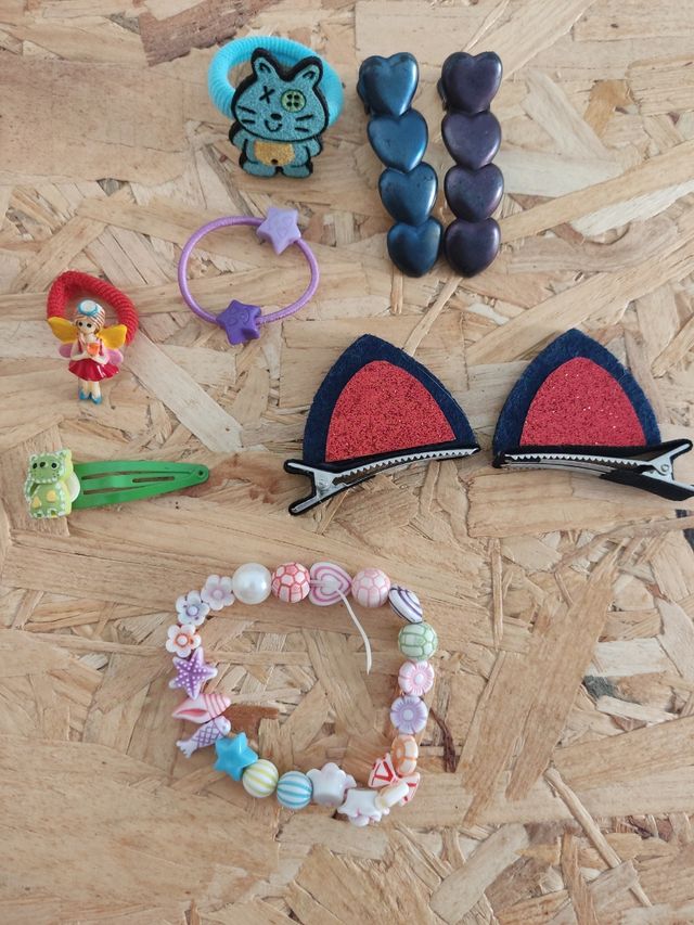 Popurrí de gomas de pelo y pinzas