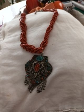 Torscion corallo  rosso con ciondoli bella collana