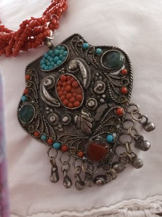 Torscion corallo  rosso con ciondoli bella collana