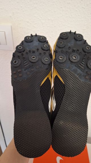 (T43) Zapatillas clavos atletismo Brooks Surge MD