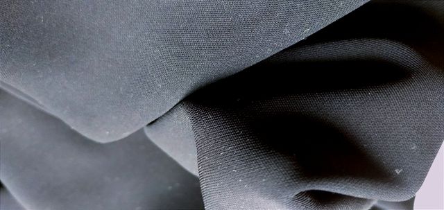 Retal tela crepe confección en negro