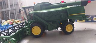 Tractor y cosechadora Bruder