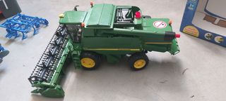 Tractor y cosechadora Bruder