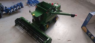 Tractor y cosechadora Bruder