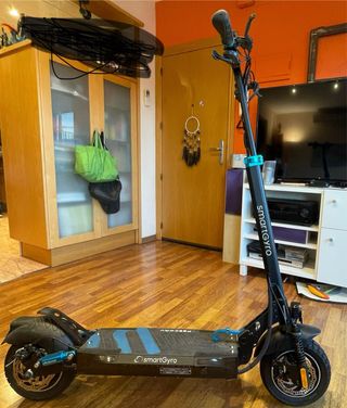 Patinete eléctrico smartgyroSpeedwayDGT con casco