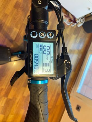 Patinete eléctrico smartgyroSpeedwayDGT con casco