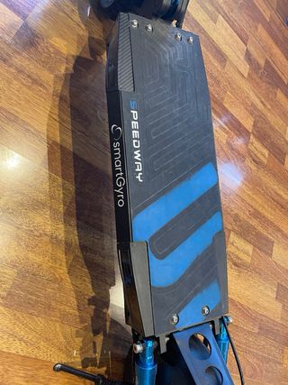 Patinete eléctrico smartgyroSpeedwayDGT con casco