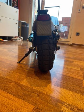 Patinete eléctrico smartgyroSpeedwayDGT con casco