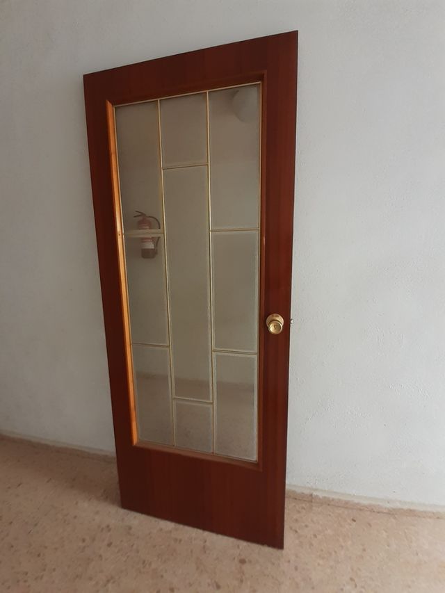 Puerta de madera con cristalera