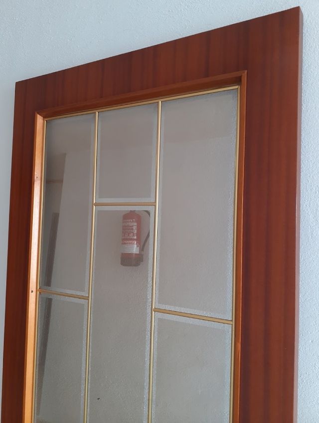 Puerta de madera con cristalera
