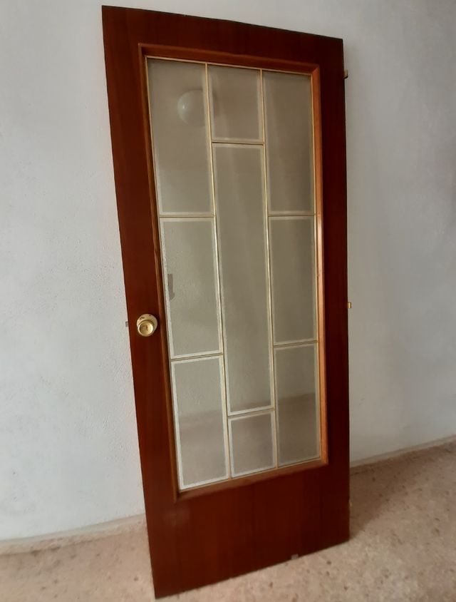 Puerta de madera con cristalera