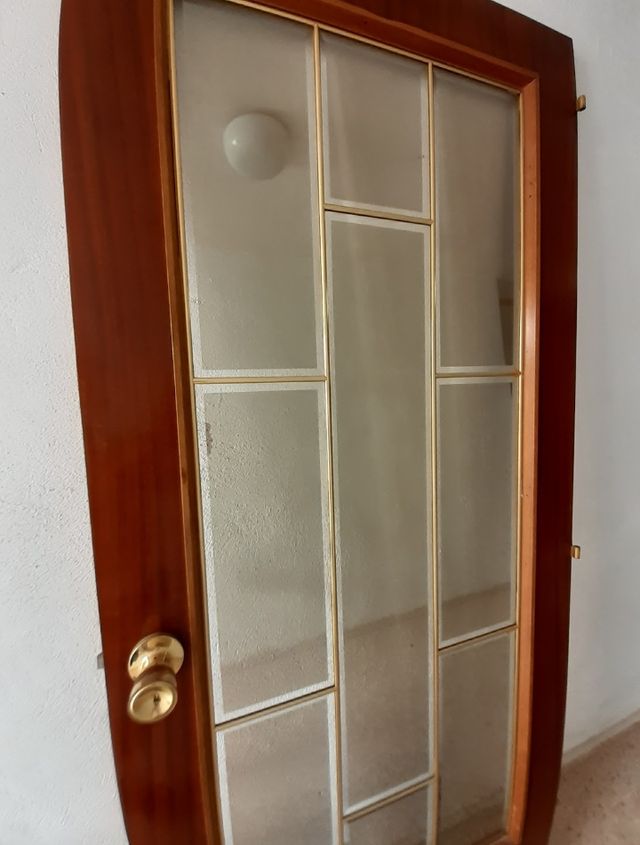 Puerta de madera con cristalera