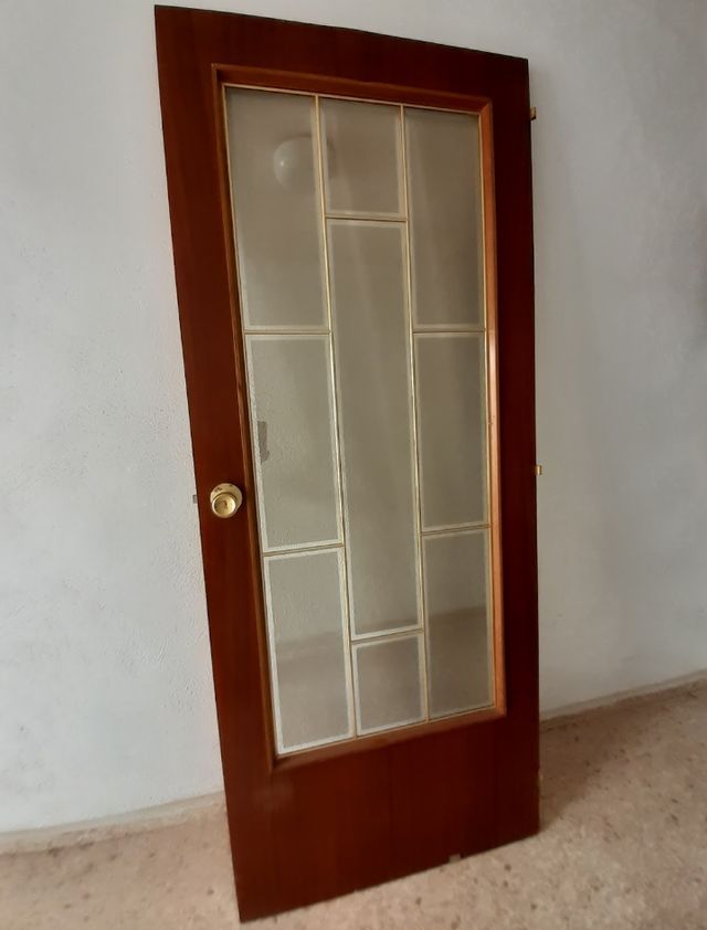 Puerta de madera con cristalera