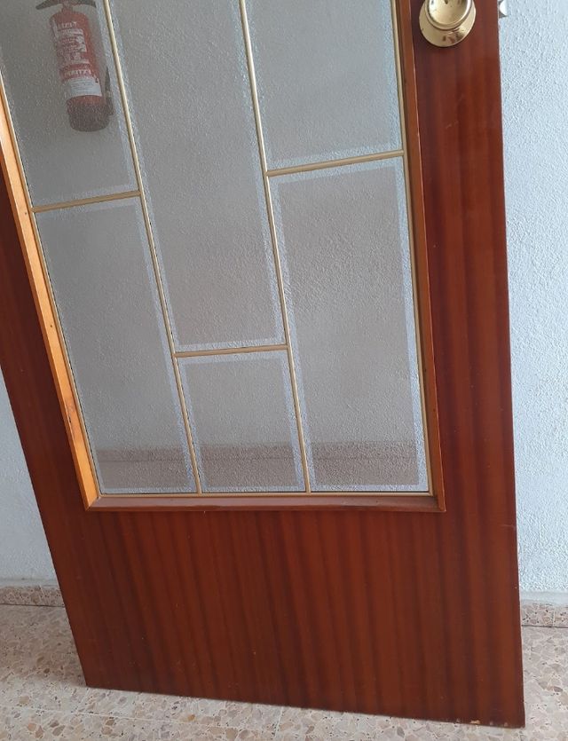 Puerta de madera con cristalera