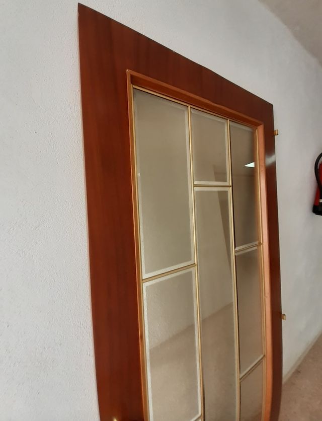 Puerta de madera con cristalera