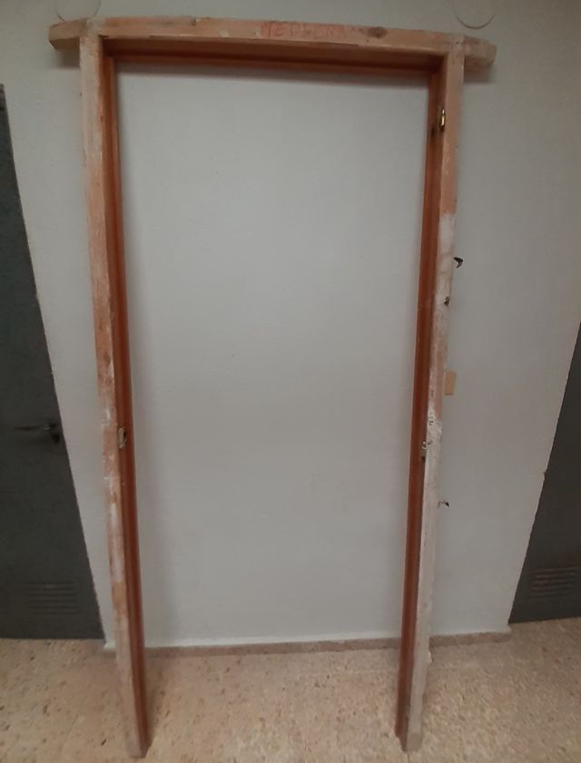 Puerta de madera con cristalera