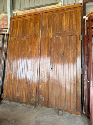 Puerta antigua de madera para entrada de casa