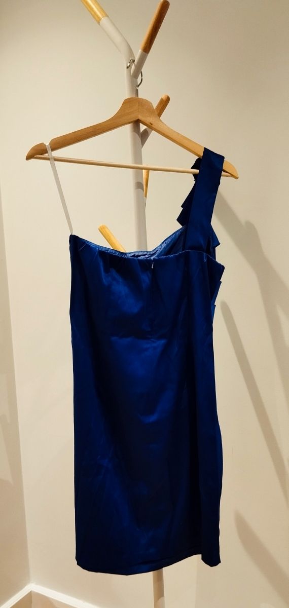 Vestido corto azul satinado